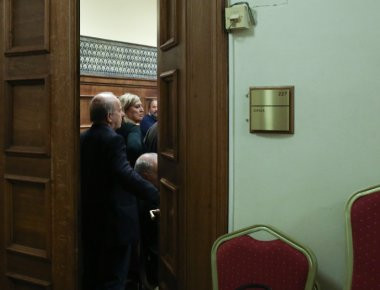 Κεκλεισμένων των θυρών η συνεδρίαση του ΣΥΡΙΖΑ για την τροπολογία των πλειστηριασμών (φωτό)